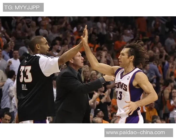 艾佛森与姚明偶遇篮球场外的友谊瞬间分享与回忆