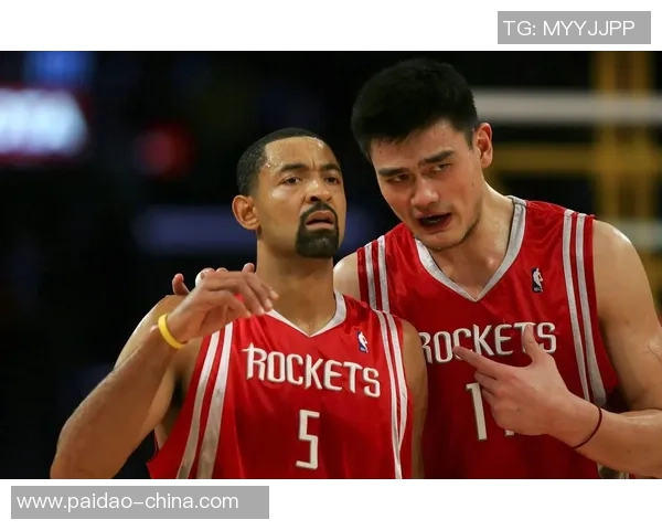 艾佛森与姚明偶遇篮球场外的友谊瞬间分享与回忆